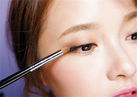 肤色分冷暖 眼妆画法大不同