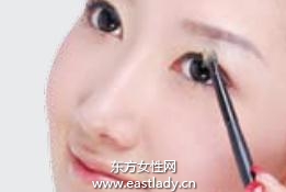 描绘眼影重在手法