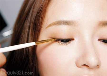 肤色分冷暖 眼妆画法大不同