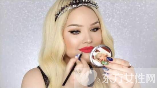 如何用唇釉打造完美唇妆 跟她学准没错