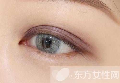 想要年会趴体出彩 只要学会这款小烟熏妆就够了