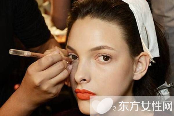 春夏就做白嫩派 蜜桃色眼影真的好用不挑人