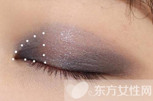 想要年会趴体出彩 只要学会这款小烟熏妆就够了