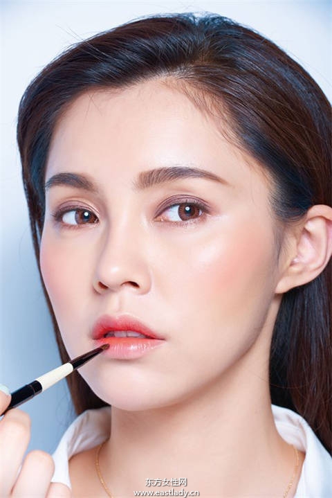 三款夏季最潮唇妆配时尚墨镜 路人变潮人