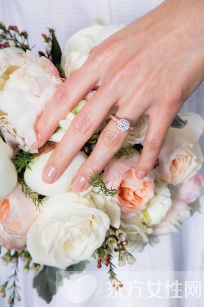 美甲与手捧花的绝美搭配 准新娘要get好