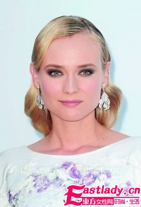 学明星打造健康立体烟熏妆