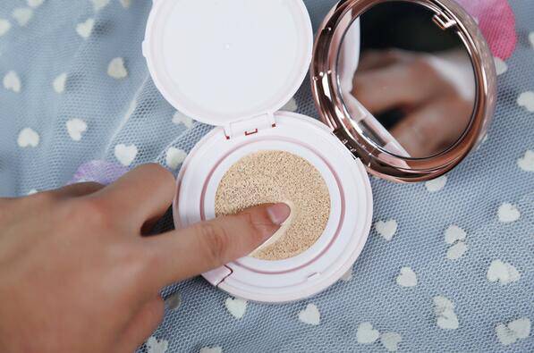 怎样化妆更 减龄  教你少女妆画起来