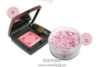 月牙形腮红提升面部光泽感