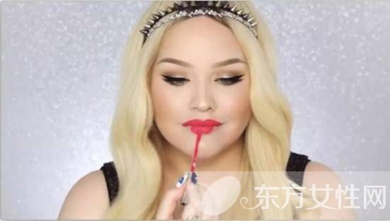 如何用唇釉打造完美唇妆 跟她学准没错