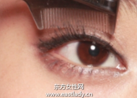使用纤长型睫毛膏打造卷翘纤长睫毛