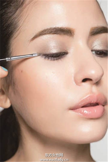 彩妆点缀让心情瞬间转换到「假期模式」