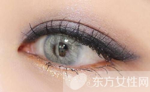 想要年会趴体出彩 只要学会这款小烟熏妆就够了