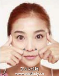 妆前按摩消除水肿并改善肤色