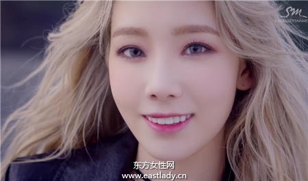 不是只有明星才能用酒红色 简单小技巧让你轻松驾驭