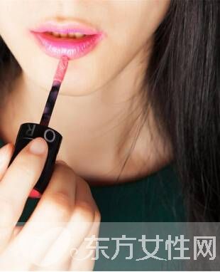 咬唇妆早Out了 快来学学时下最in的染唇妆吧