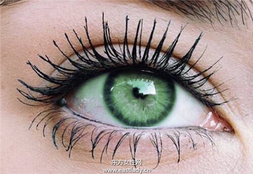 使用睫毛膏刷出迷人大眼睛