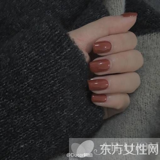 今年秋冬流行色 全在这些毛衣美甲里