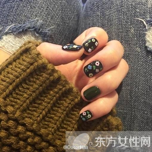 今年秋冬流行色 全在这些毛衣美甲里