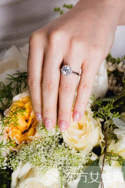 美甲与手捧花的绝美搭配 准新娘要get好
