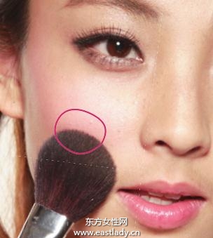 月牙形腮红提升面部光泽感