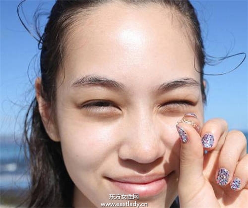 黑眼圈太烦人 简单遮瑕小方法彻底遮住黑眼圈