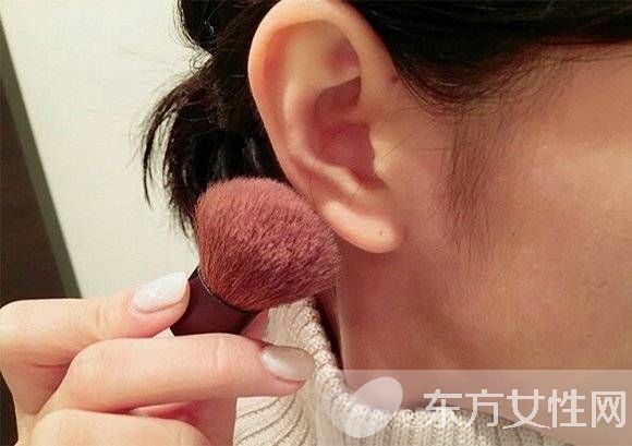 天后王菲几年前玩过的＂耳朵腮红＂成霓虹国新潮流