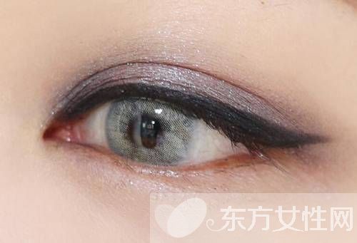 想要年会趴体出彩 只要学会这款小烟熏妆就够了