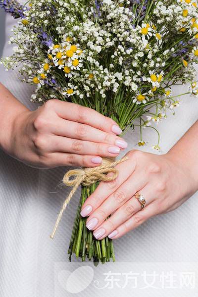 美甲与手捧花的绝美搭配 准新娘要get好