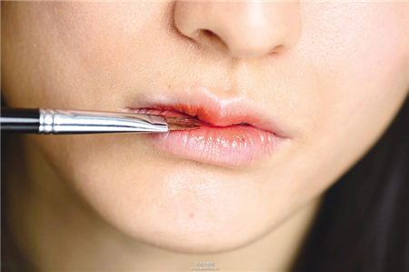 运用唇膏与工具搭配橘红勾勒性感双唇