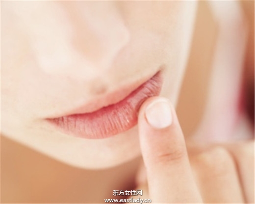 想跟莉莉柯林斯一样正 简单5步骤驾驭紫色唇膏