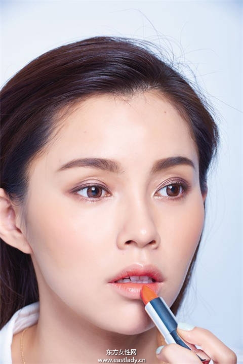 三款夏季最潮唇妆配时尚墨镜 路人变潮人