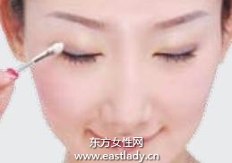 描绘眼影重在手法