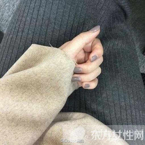 今年秋冬流行色 全在这些毛衣美甲里