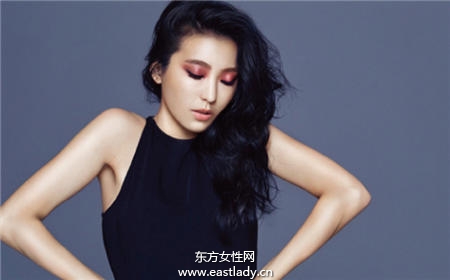 不是只有明星才能用酒红色 简单小技巧让你轻松驾驭