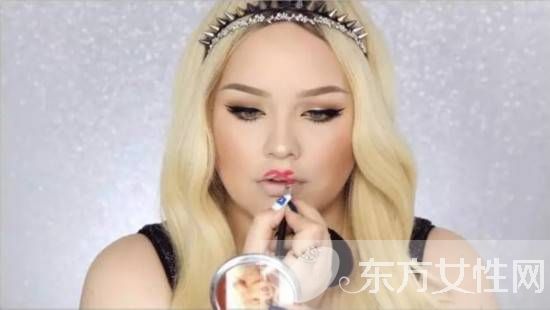 如何用唇釉打造完美唇妆 跟她学准没错