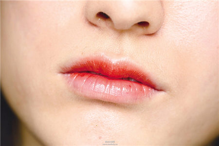 运用唇膏与工具搭配橘红勾勒性感双唇