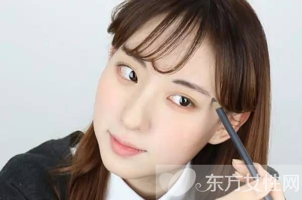 减龄扮嫩学生妆 简单修饰让你青春气息爆棚