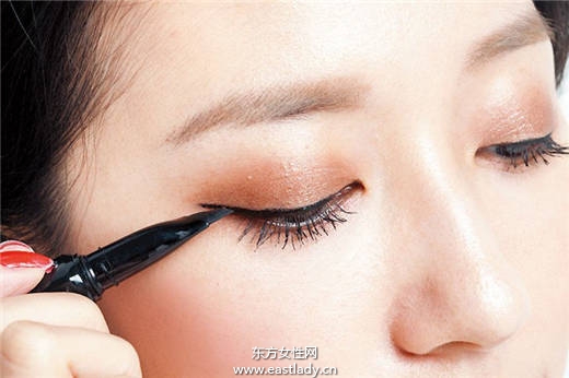 孙佳人李圣经演绎烟燻妆+辣妹风穿搭