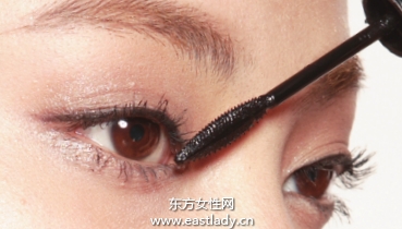 使用纤长型睫毛膏打造卷翘纤长睫毛