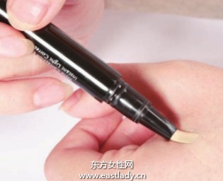 粉饼+遮瑕笔打造无瑕妆容