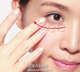 粉饼+遮瑕笔打造无瑕妆容