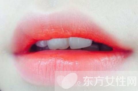 咬唇妆早Out了 快来学学时下最in的染唇妆吧