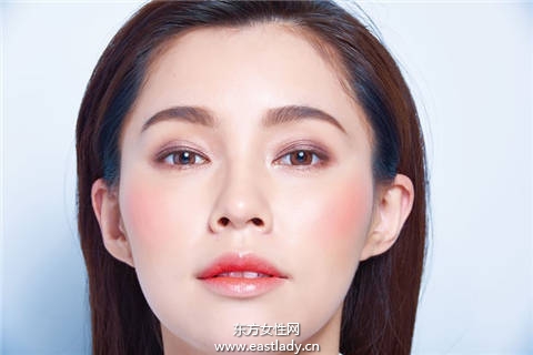 三款夏季最潮唇妆配时尚墨镜 路人变潮人