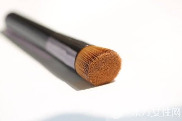粉底刷的使用方法 该如何选择粉底刷