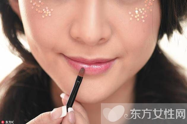 学秀智打造糖果色玻璃唇 唇纹一抹都不见