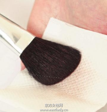 运用阴影色塑造紧致小脸