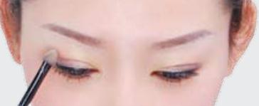 描绘眼影重在手法