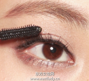 使平直的睫毛更显卷翘的画法