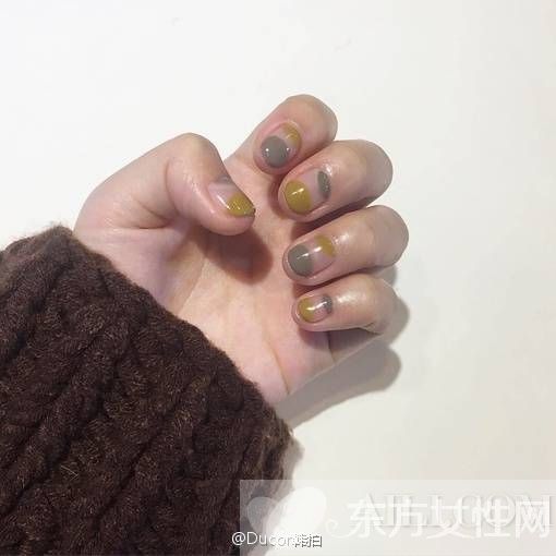 今年秋冬流行色 全在这些毛衣美甲里