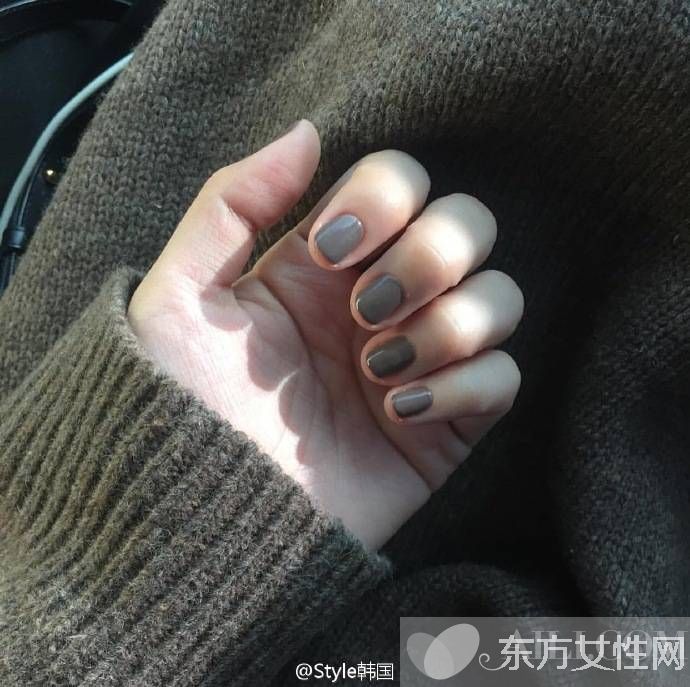 今年秋冬流行色 全在这些毛衣美甲里